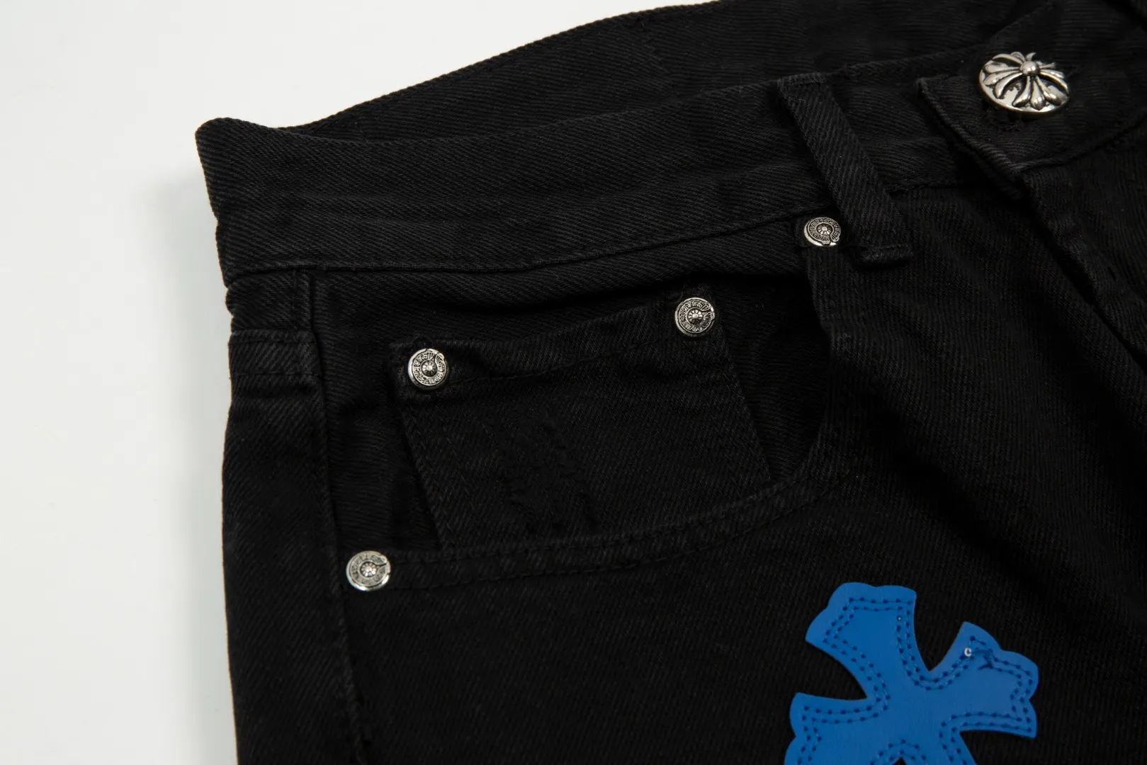 KE922#P180 The only correct leather label version on the market Chrome Hearts CH Cross embroidery distressed jeans Top ceiling quality 100% correct version The correct version is here!  Believe me this must be the best quality you will ever come across! ! Excellent value for money! !  Styles with different washes and textures are very friendly to people with thin legs and thick legs. The straight version is very flattering to the shape of the legs. The moderate length is timeless and easy to match. It is the basis of various styles and a must-have in the wardrobe! ! Add a little stacking to easily control the clean fit trend that has exploded this year. The fabric is stiff but also makes the upper body soft without losing texture. The sides and cuffs of some styles have a bone-wash effect. The vintage flavor pops up all at once. It’s really hard not to love it! ✅Correctly customize the Croxin metal leather label on the back panel. It is not sold directly with the cross on the finished jeans. 1:1 copying strives for excellence and the details are perfectly grasped. ✅The cross leather label is clear and smooth. Exquisite turning top craftsmanship. ✅Buttons, zippers and hardware are all customized versions of the Croxin LOGO. ✅High-cost washing process. Size: 28 30 32 34 36 (5 sizes)